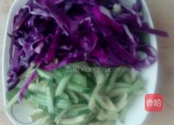 紫甘蓝炒西瓜皮的做法图解3