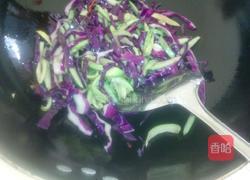 紫甘蓝炒西瓜皮的做法图解5