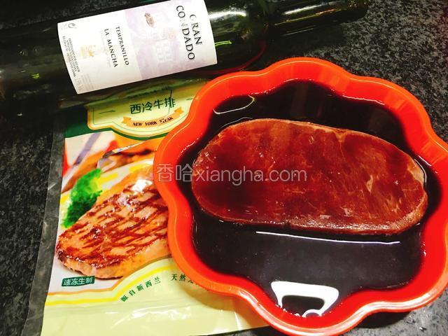 冷冻西冷牛排清洗干净后室温解冻，倒入红酒腌制2小时备用