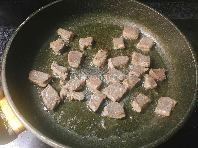 倒入适量油将牛肉粒2面煎一煎