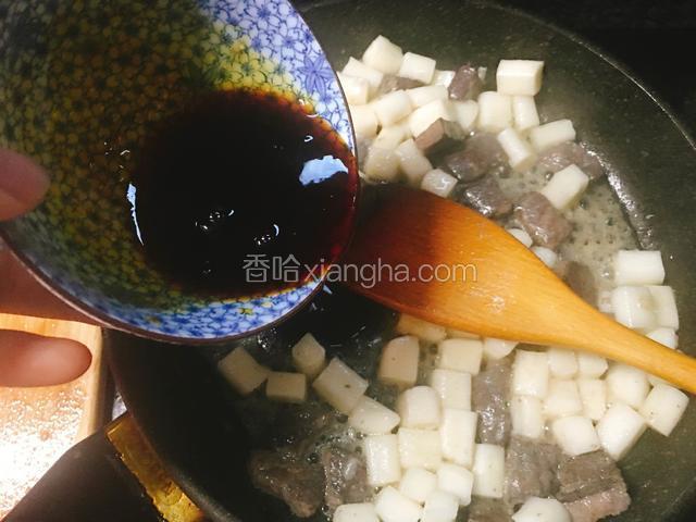 焖煮期间可以将蚝油、生抽、糖倒入碗中，调和均匀，等年糕软糯后倒入，翻炒几下，酱汁裹到牛肉粒和年糕上即可。