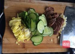 黄瓜炒腊肠的做法图解2