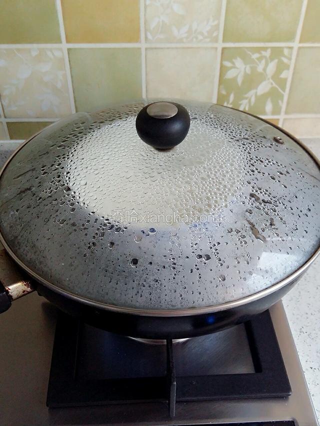 锅中加水，放蒸架煮开后再放入蛋碗，大火蒸10分钟，转中火5分钟。