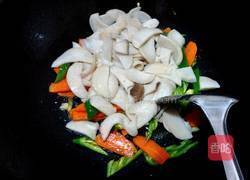 胡萝卜炒杏鲍菇的做法图解6