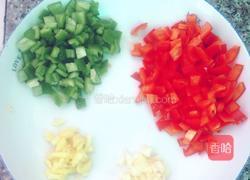 双椒炒玉米的做法图解2