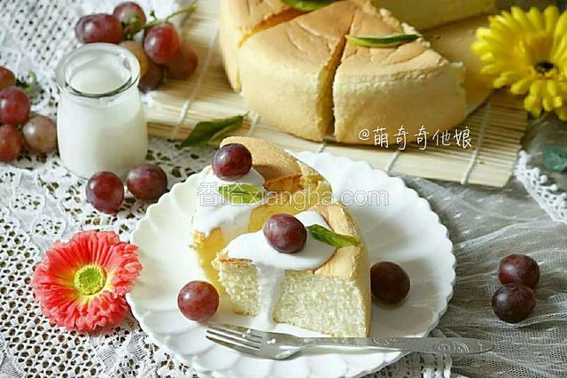 也可以切块放冰箱冷藏半小时后取出淋上酸奶即可食用，更加美味。