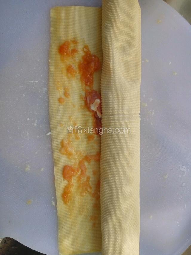 千张摊开，放肉沫，卷几圈再放些