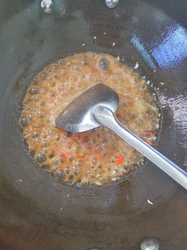 起锅热油下辣椒、蒜爆香，倒入水淀粉煮开