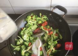 红椒清炒西兰花的做法图解5