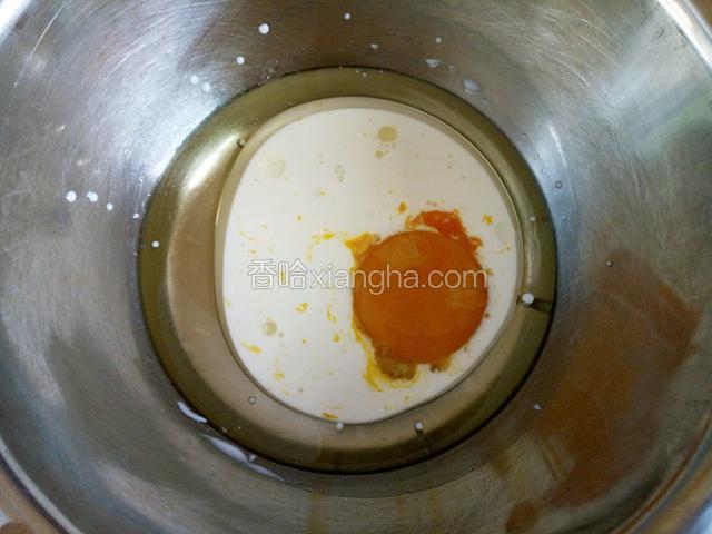 牛奶，玉米油，一个蛋黄倒入干净容器中，用手动打蛋器搅拌均匀。