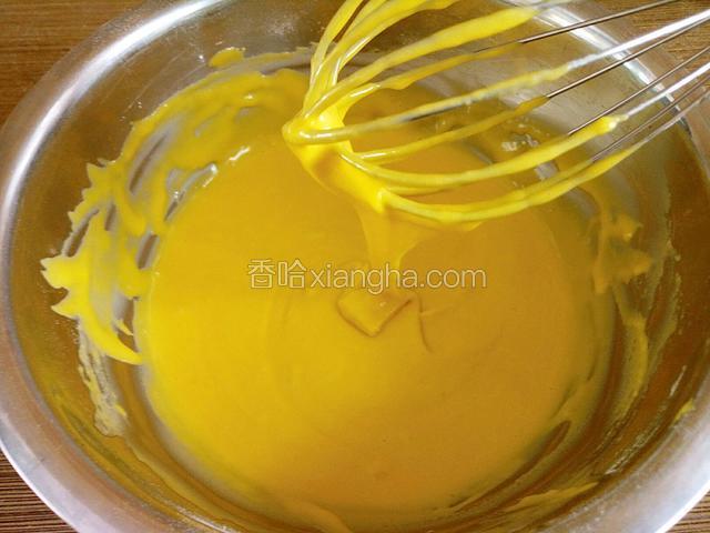 最后搅匀的蛋黄糊呈乳化的细腻状态，放置一旁待用。