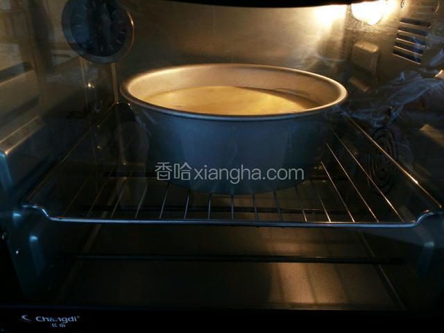 送入预热好的烤箱中下层，上下火180度先烤10分钟。