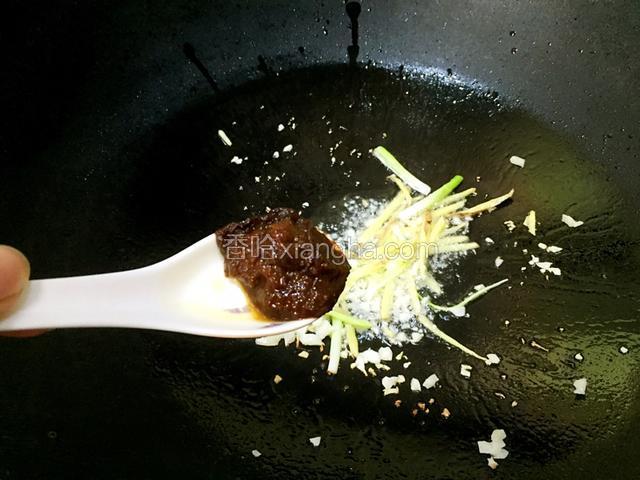 锅烧开放适量油爆香葱白，姜蒜后下一勺豆瓣酱爆香