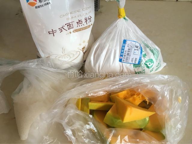 准备好食材，南瓜去皮切块