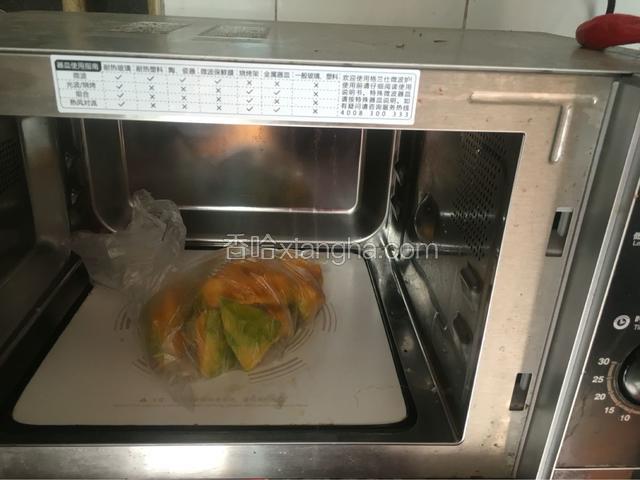 南瓜放微波炉加热中高火8分钟即可熟了