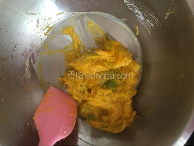南瓜放在一个盘器中捣烂成泥趁热加入淡奶油和糖搅拌均匀