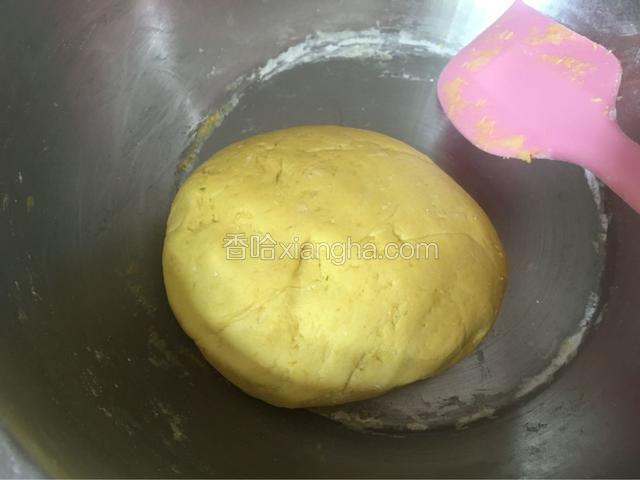 搅拌成面团，切记，不用添加水的，因为南瓜水分充足，能把面粉全部吸收