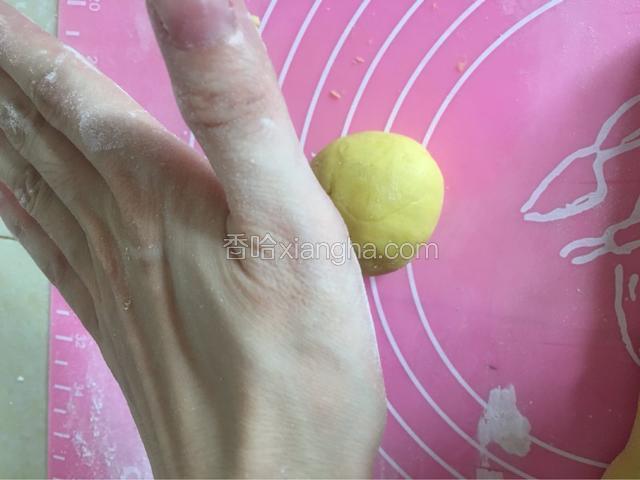 用剩余的面粉撒在擀面垫子上手上也粘一点