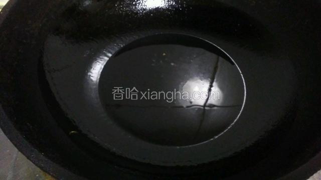 锅中做油准备煎鱼
