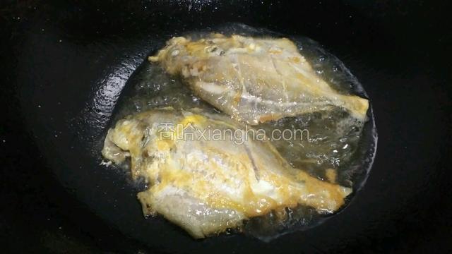 放入油锅煎制两面发黄
