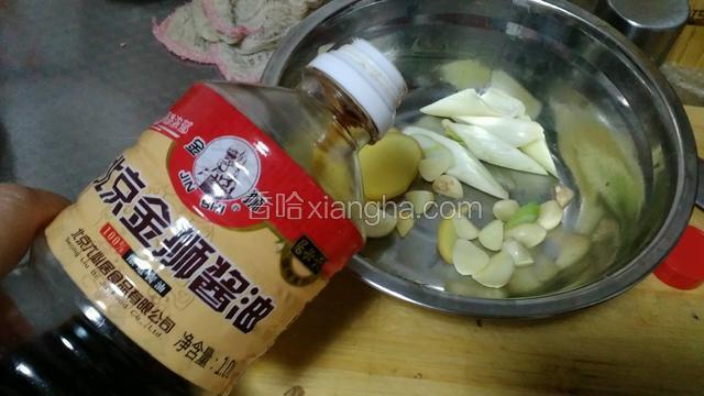 加入酱油约2勺酱油
