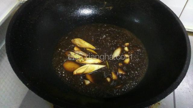 炸出香味将碗汁倒入