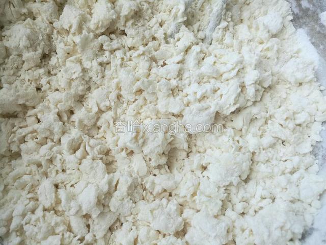 面粉300g，开水大约110g凉水40g，可视面粉吸水量自行调整，用筷子搅成絮状。