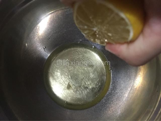 蛋白加入几滴柠檬汁，用电动打蛋器打至粗泡