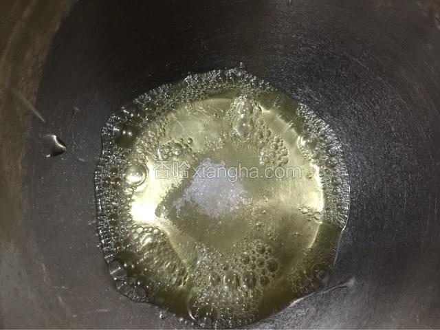 加入白糖（白糖分三次加入）