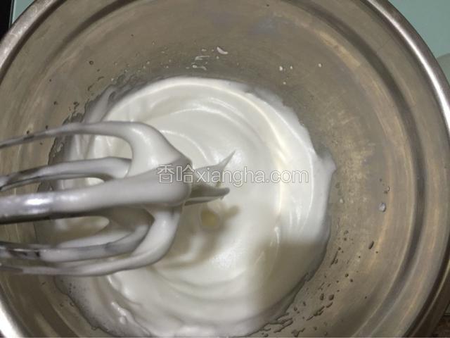 打发至湿性与硬性发泡之间，即提起打蛋器带出的蛋白有勾状，即为蛋白霜