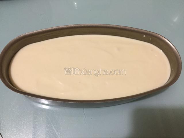 把蛋糕糊倒入模具中，用刮刀抹平表面后拿牙签画z字消除表面气泡，然后再拿起模具震一震，震出大气泡