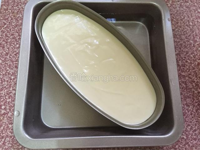 烤盘倒入三分之二的热水，然后把装有蛋糕糊模具放进去