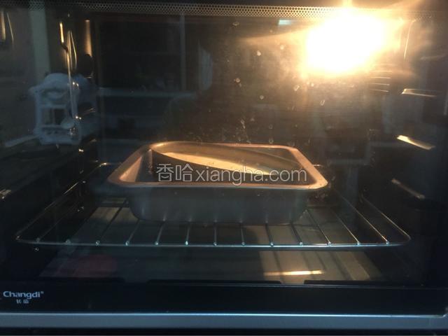 放进预热好的烤箱，上火90度，下火135度，下层70分钟