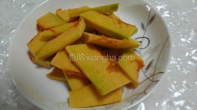 南瓜去皮去籽洗净切片