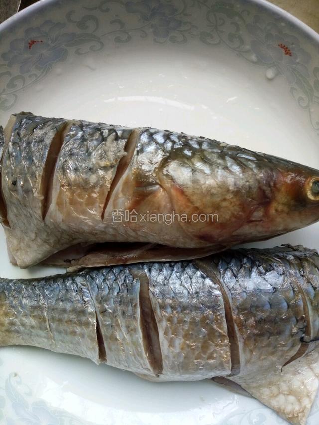 鱼清理干净 身上肚子里抹盐 腌四十分钟