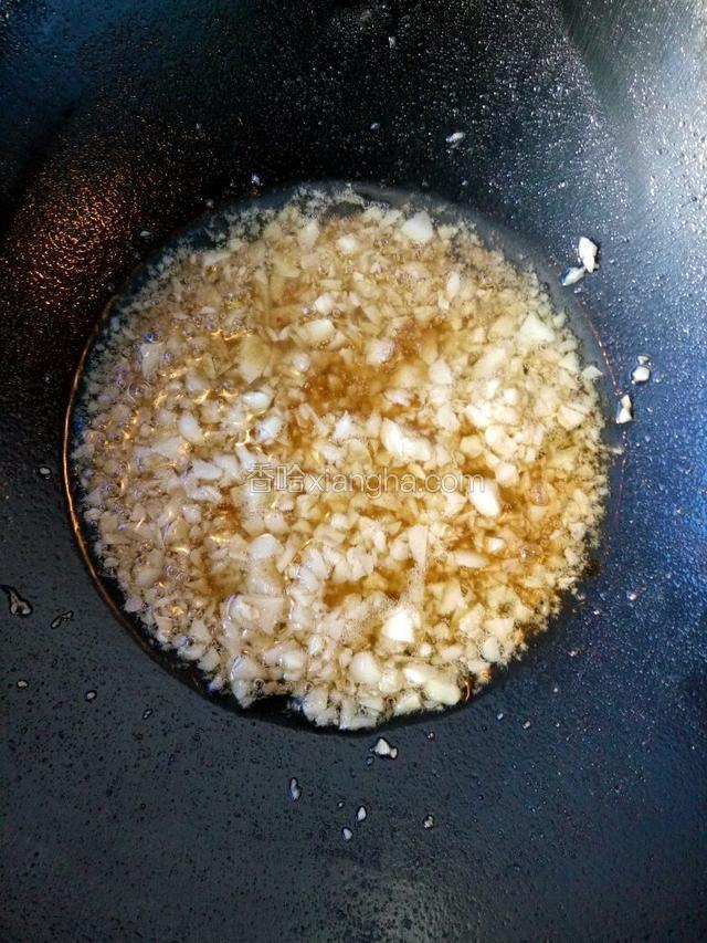 锅留底油把蒜炒至金黄下鱼