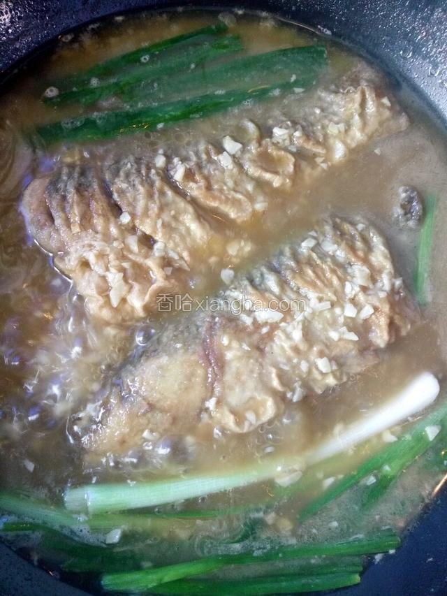 水和鱼平齐放入葱 料酒 白糖 蒸鱼豉油 盐 大火烧开转小火煨二十分钟 大火收汁