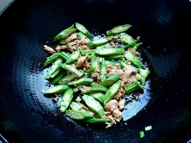放入秋葵，盐，味极鲜，十三香，迅速翻炒均匀。（时间为2分钟，一边放调料，一边炒）