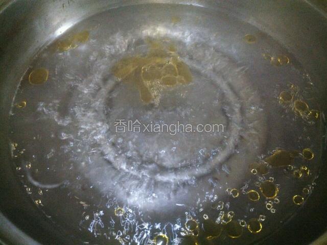 另起一锅水煮滚，放盐，油