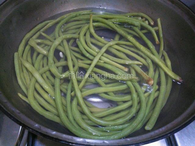 豆角过水至熟（水里加一点点盐，糖，油）
