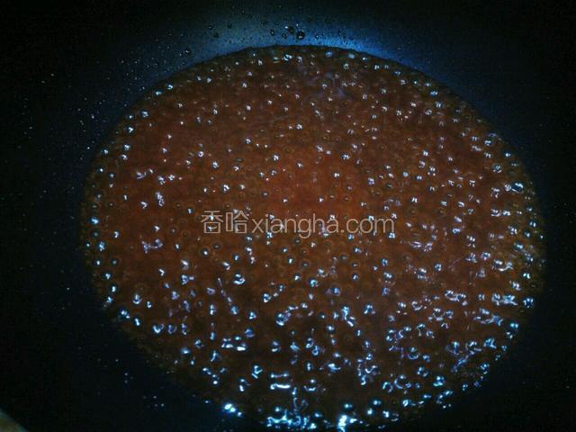 把料汁倒入平底锅煮滚
