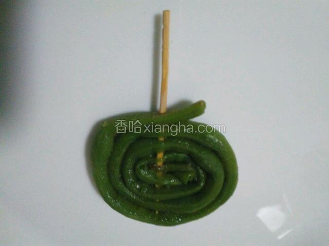 把豆角卷成棒棒糖形状用牙签固定好，每一个都这么做（如下图）