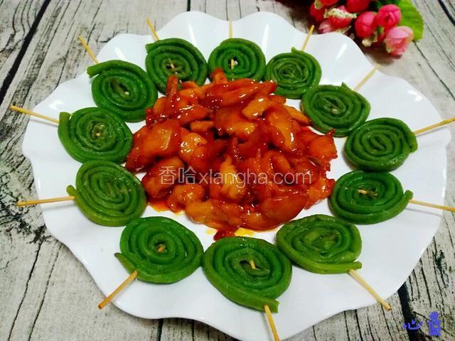 把茄汁鸡肉放入碟子中间即可