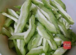 苦瓜炒鸡肉的做法图解1