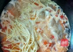 番茄鲜虾窝蛋面的做法图解4