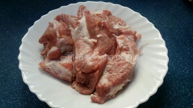 豬肉洗淨抹乾水~切厚條