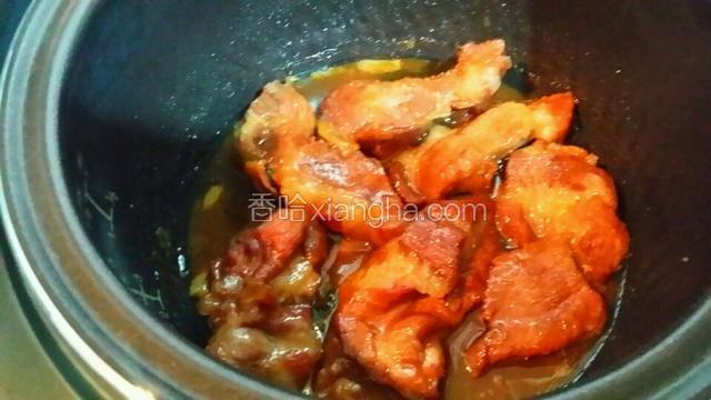 飯煲總有十分鐘跳制~打開飯煲~將五花肉翻別的一邊烤五分鍾~再放入蜜糖烤多五分鍾~美味的蜜汁叉燒完成了