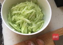 黄瓜丝炒蛋的做法图解1