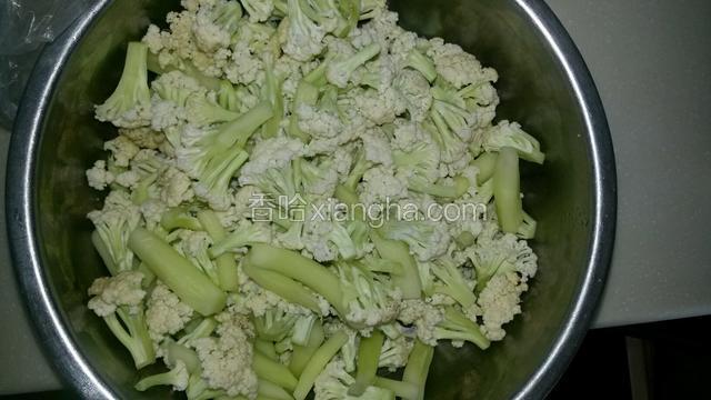 把菜花掰成碎朵，菜花梗也可以吃，剥掉皮。