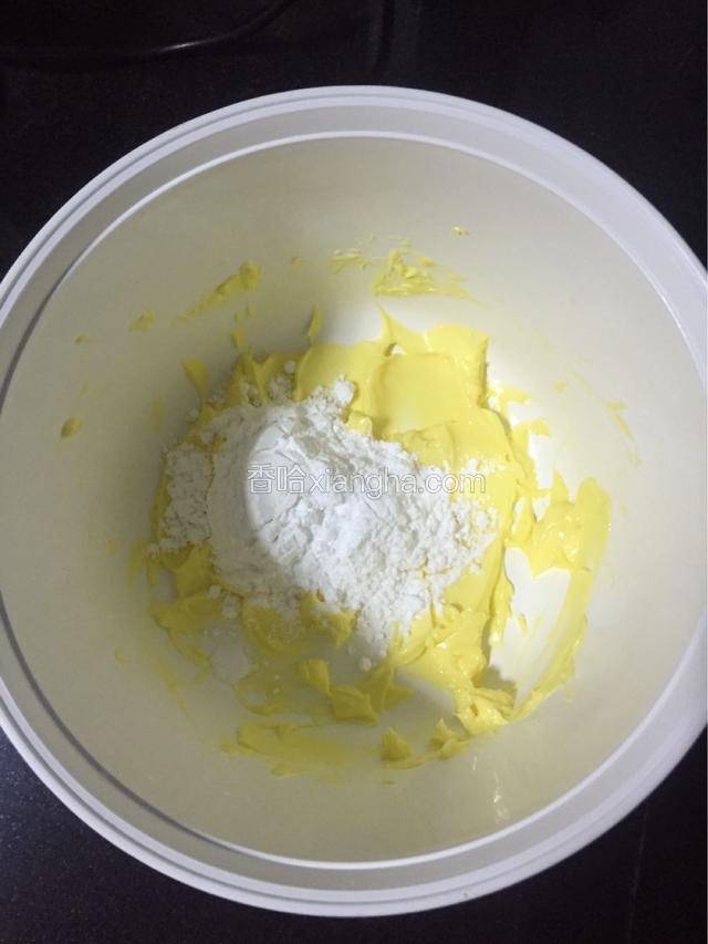 黄油室温软化，把糖粉倒入软化的黄油里